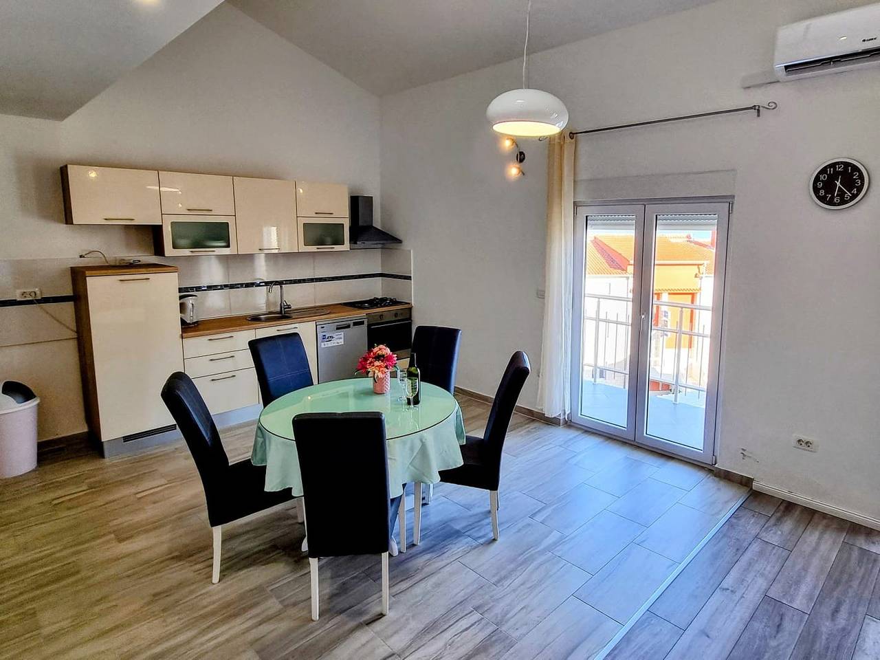 Ganze Wohnung, 2-Zimmer-Ferienwohnung mit Balkon und Meerblick Stobrec, Split -a in Stobrec, Split-Dalmatien