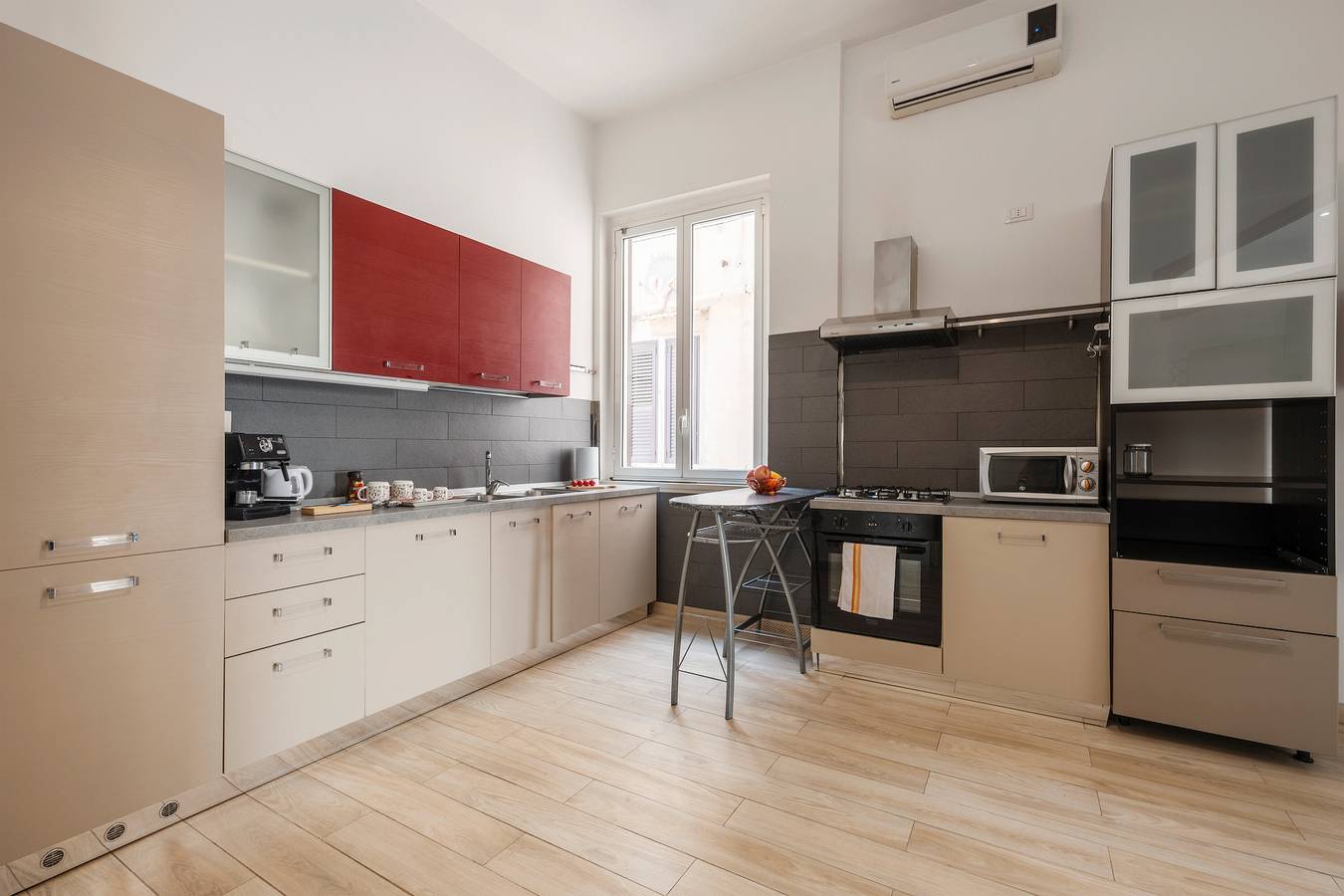 Ολόκληρο το διαμέρισμα, Apartment 'Fb House' with Balcony, Wi-Fi and Air Conditioning in Palermo, Παλέρμο