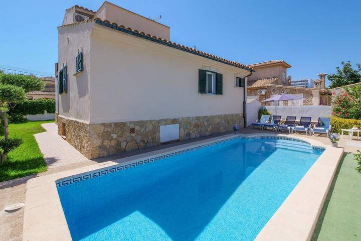 Ferienvilla Loli mit Bergblick, WLAN, Pool, Terrasse und Balkon in Alcúdia, Mallorcas Küste