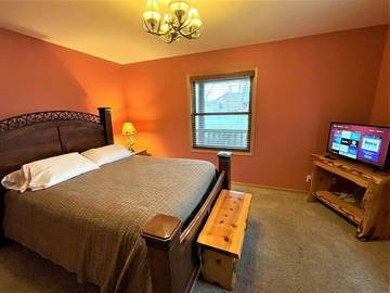 Vacation Home for 16 Guests in Lake Delton, Wisconsin, Picture 1