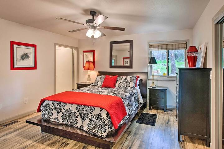 Log cabin for 13 people, with yard and hot tub as well as balcony in Angel Fire