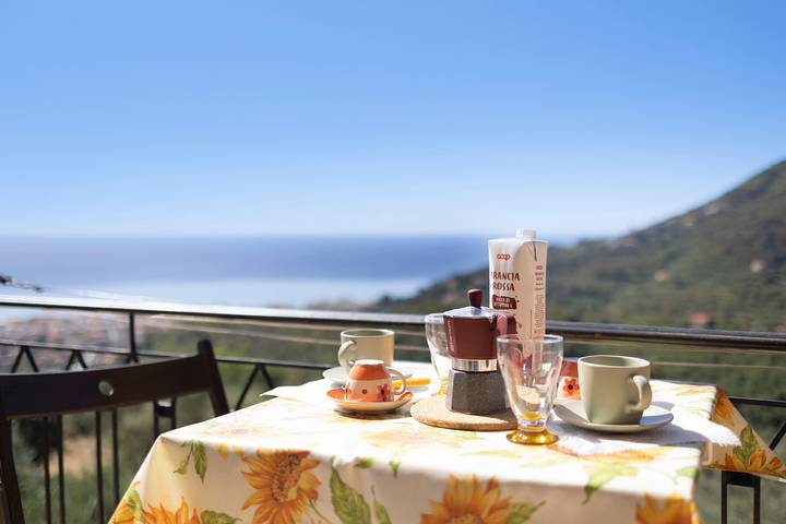 Appartamento intero, Appartamento Pet Friendly I Girasoli con vista sul mare e Wi-Fi in Moglio, Alassio