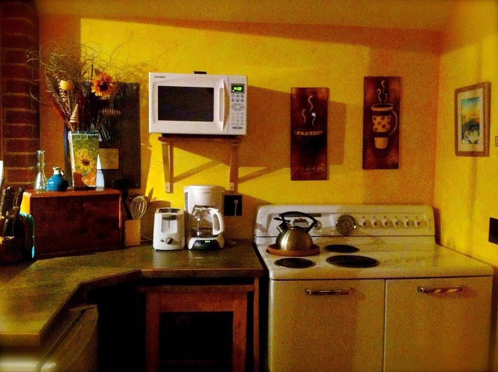 Ganze Wohnung, Valhalla Suite – Cozy, Eclectic Studio in Downtown Nelson in Nelson, Whitewater Ski Resort