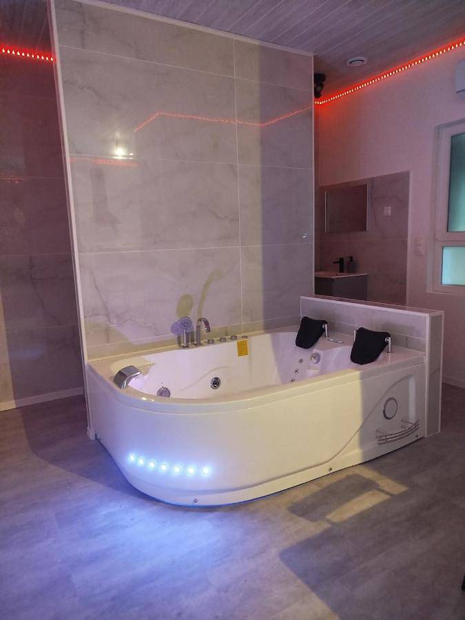 Gîte pour 2 personnes, avec Balcon ainsi que Jacuzzi et Terrasse à Uzer