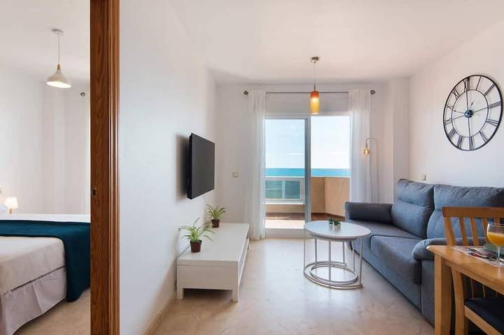 Appartamento intero, Front Line Fuengirola Beach-Carvajal with terrace in La Capellania, Fuengirola