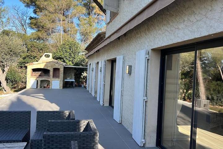 Location de vacances pour 16 personnes, avec terrasse ainsi que piscine et jardin à Gémenos - 4