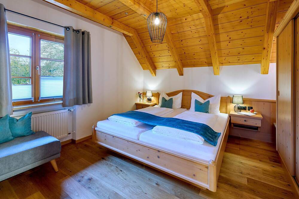 Ganze Wohnung, Ferienwohnung Sonnenblume, bis 2 Personen, Dachgeschoss, 50 qm in Waging am See, Rupertiwinkel