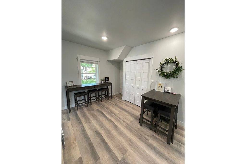 Family & dog friendly; 5 min walk to beach, bars, downtown, restaurants and park in Detroit Lakes, Becker County