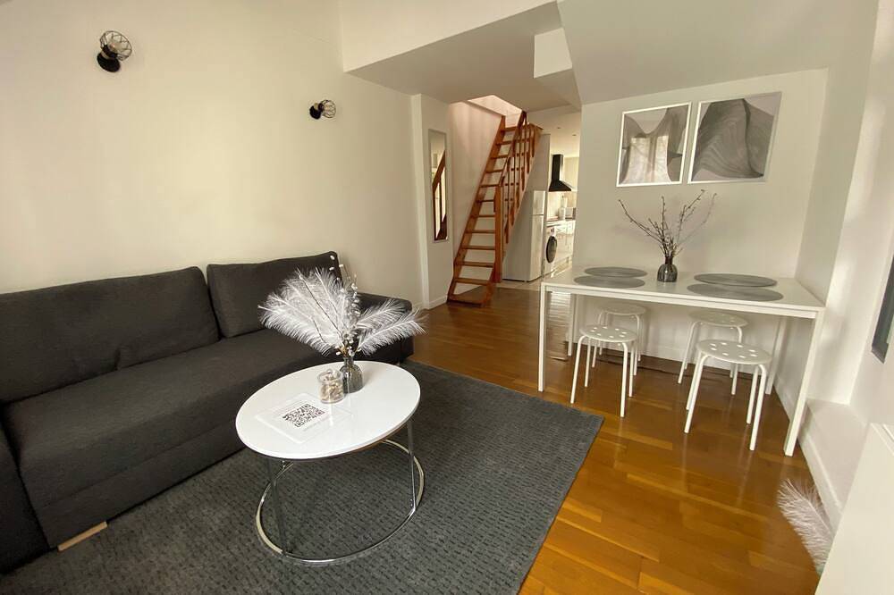Appartement entier, Duplex Minimaliste > 30 min de Paris in Saint-Ouen-l'Aumône, Val-d'Oise