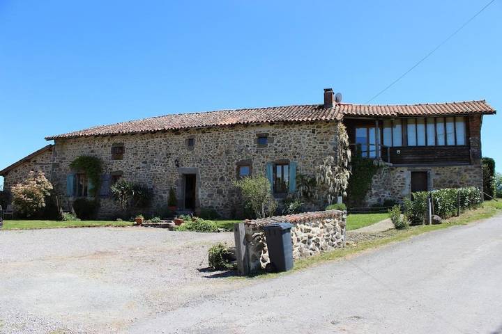 Location de vacances pour 12 personnes, avec vue ainsi que piscine et jardin à Chassenon - 2