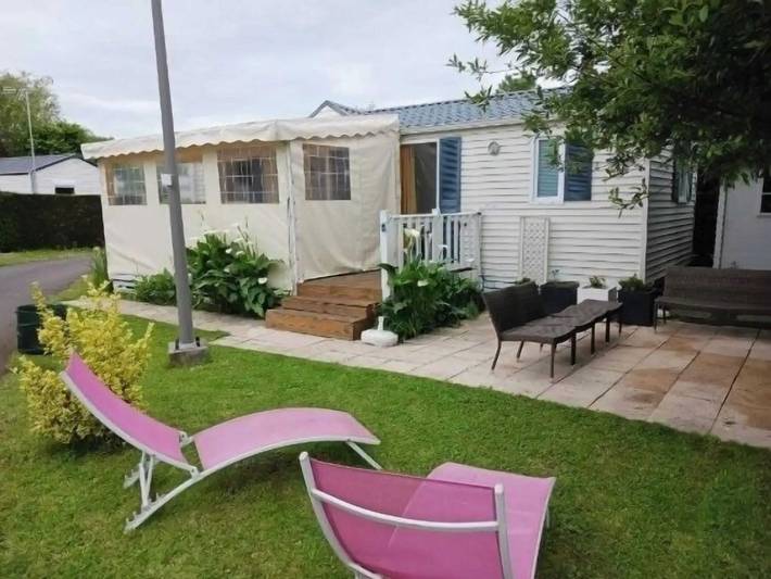 Bungalow pour 6 personnes, avec terrasse ainsi que piscine et jardin