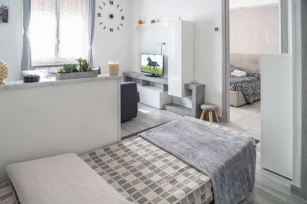 Ganze Wohnung, Comfortable mini-apartment of about 35 m2, located on the mezzanine floor of a building Without a lift. The accommodation is located in the Pista district, a very quiet residential area, served by all the main services: bar, pharmacy, restaurant and supe in Alessandria, Alessandria (Gemeinde)