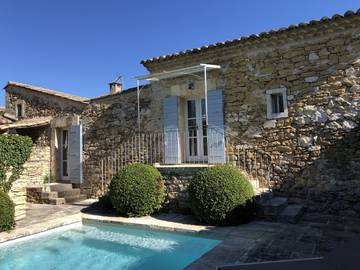 Gîte pour 2 personnes, avec terrasse ainsi que jardin et piscine, animaux acceptés à Oppède