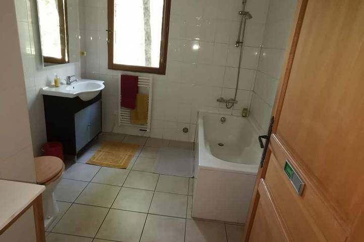 Location de vacances pour 7 personnes, avec piscine ainsi que jardin et balcon à Saint-Étienne-de-Gourgas - 4