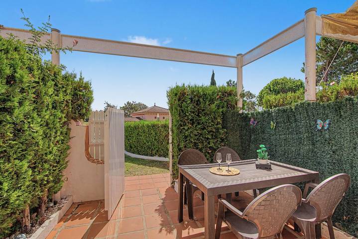 Apartamento inteiro, Apartamento 'Mirador Del Golf' com piscina partilhada, terraço privado e acesso Wi-Fi in Islantilla, Lepe