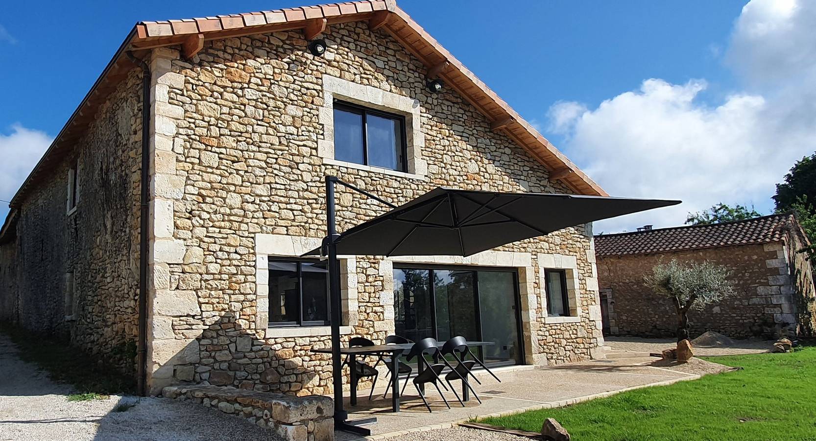 Gîte Dordogne climatisé, piscine privée, calme et nature in La Chapelle-Faucher, Périgord Vert