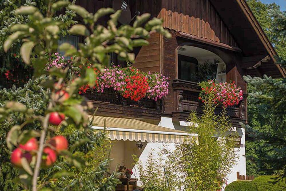 Ganze Wohnung, Ferienwohnung mit Balkon und Grill in idyllischer Lage in Strobl, Bezirk Salzburg-Umgebung