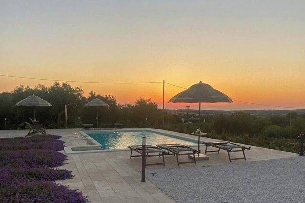 Trullo con piscina en la campiña de Apulia in Noci, Region de Bari