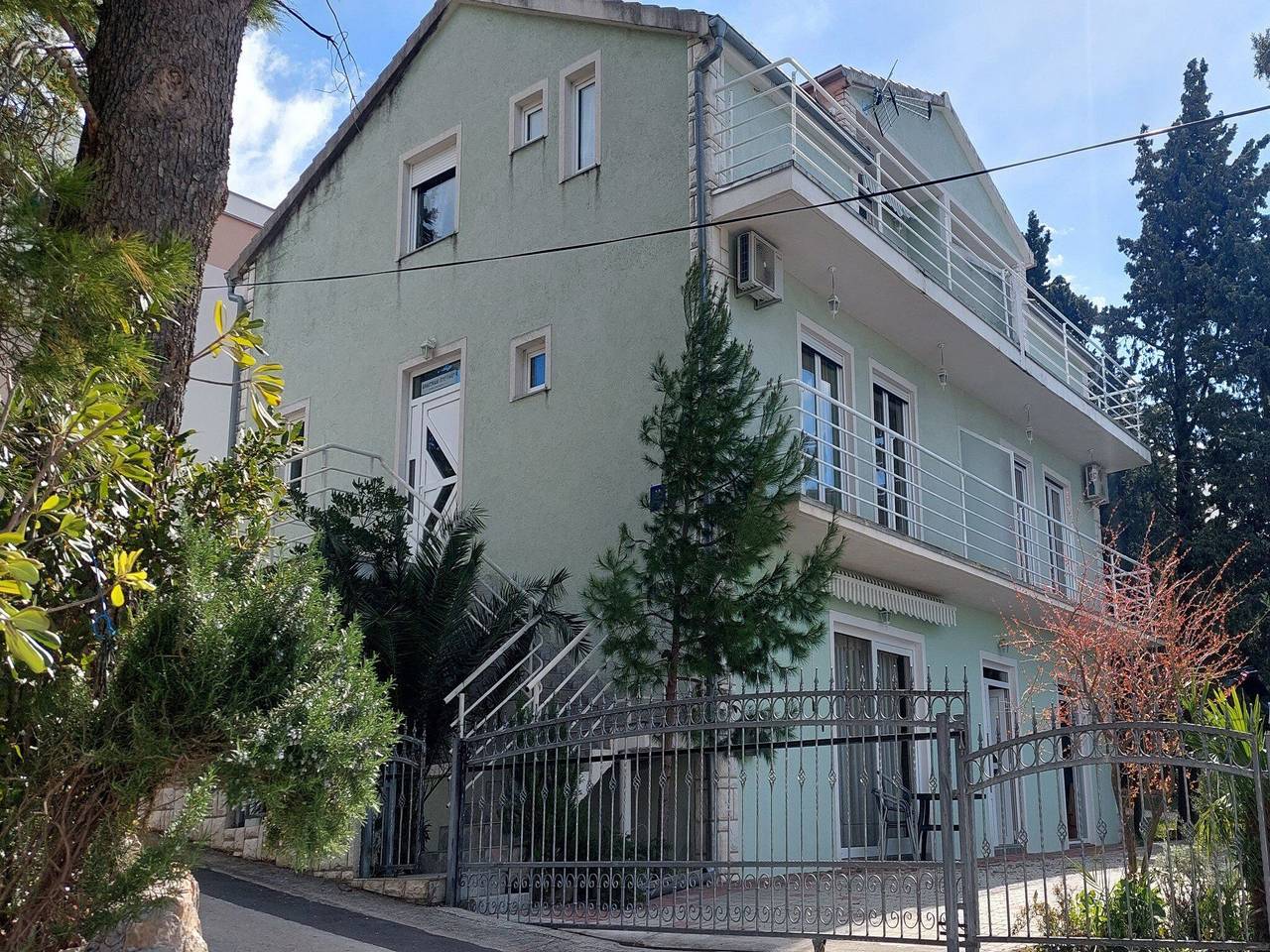 Ganze Wohnung, Apartments Smokvica - Three Bedroom Apt/Terrace in Starigrad Paklenica, Starigrad
