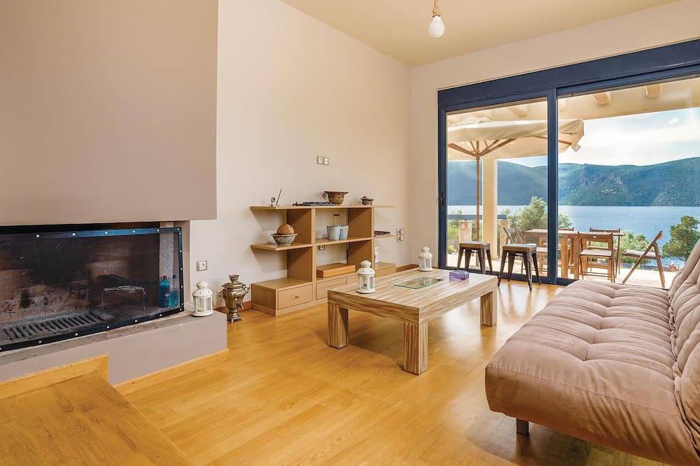 Seafront Holiday Villa in Eubée