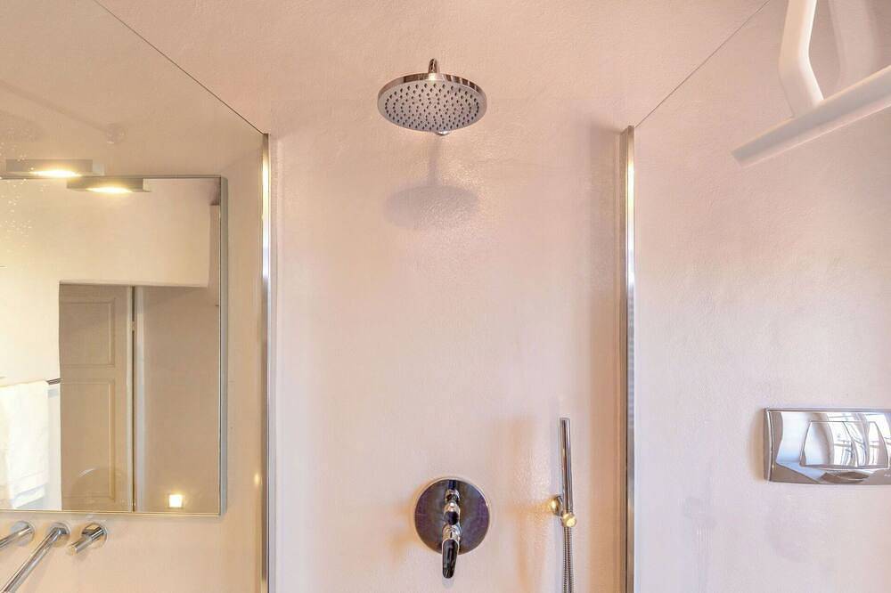 Apartamento entero, Bonito apartamento para 6 personas con Wifi, A/C, Tv, balcón y mascotas permitida in Castagneto Carducci, Costa Etrusca