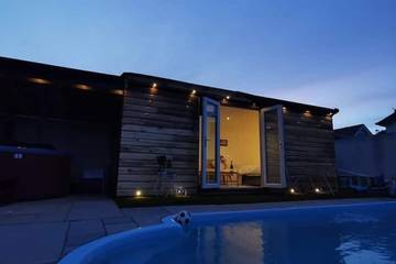 Log Cabin for 2 People in Poole, Poole Harbour, Photo 1