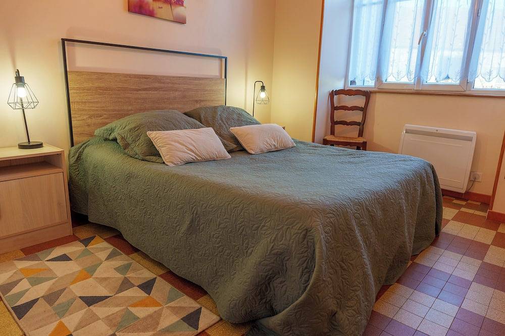 Country house in quiet cul-de-sac, with beautiful view of the Morvan, single storey in Saint-Germain-des-Champs, Naturpark Morvan