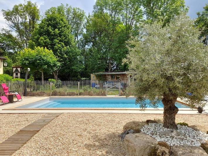 Location de vacances pour 2 personnes, avec Terrasse et Jardin ainsi que Piscine et Vue dans Cambes (Lot)