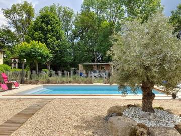 Location de vacances pour 6 personnes, avec vue ainsi que piscine et jardin dans Cambes (Lot)