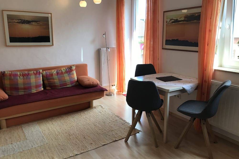 Ganze Wohnung, Gemütliche 45qm Ferienwohnung mit Balkon, kostenfreies Parken und Wlan in Nordheim am Main, Fränkisches Weinland