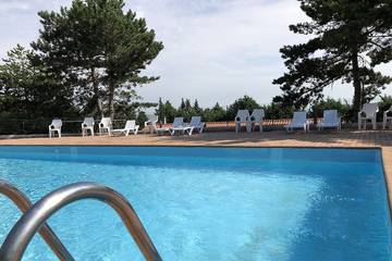 Gîte pour 4 personnes, avec terrasse et piscine à Sorèze