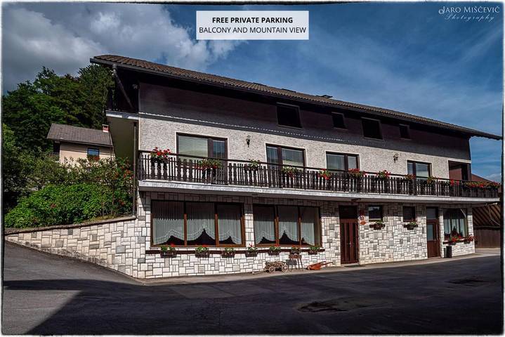 Appartement de vacances pour 4 personnes, avec balcon ainsi que vue et jardin