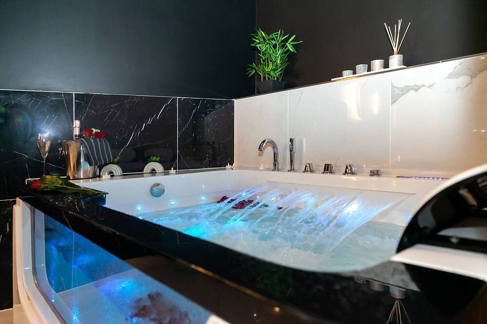 Suite Panthéon Maison de ville haut de gamme avec jaccuzi et sauna. in Meaux, Seine-et-Marne