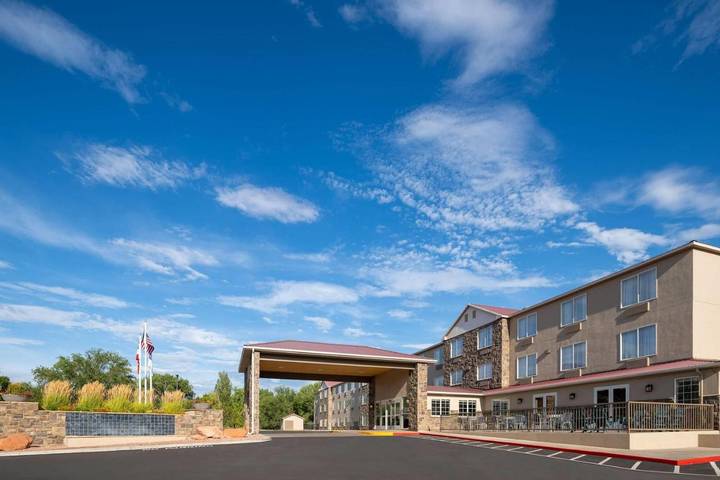 Hôtel pour 4 personnes, avec jacuzzi ainsi que terrasse et piscine