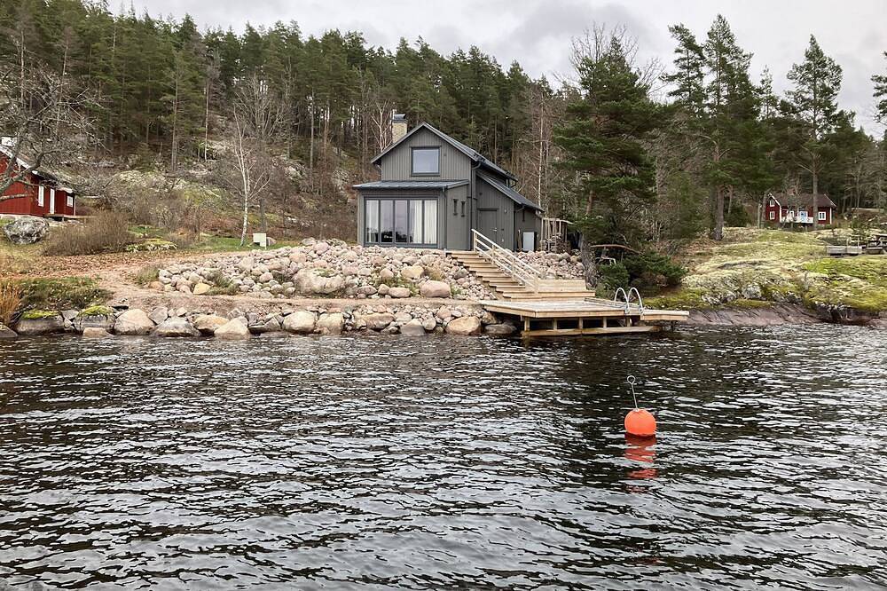 Fantastic location next to Lake Sommen in Sommen