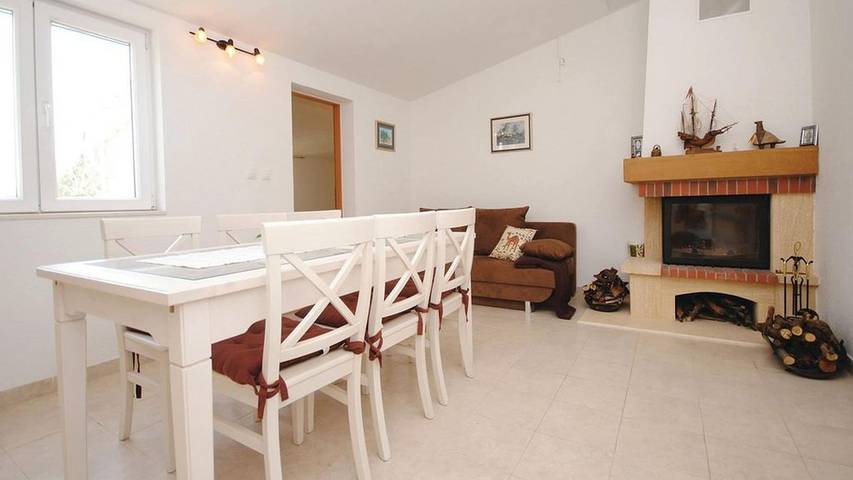Vacation rental for 10 people, with balcony and yard as well as sauna in Dalmatia