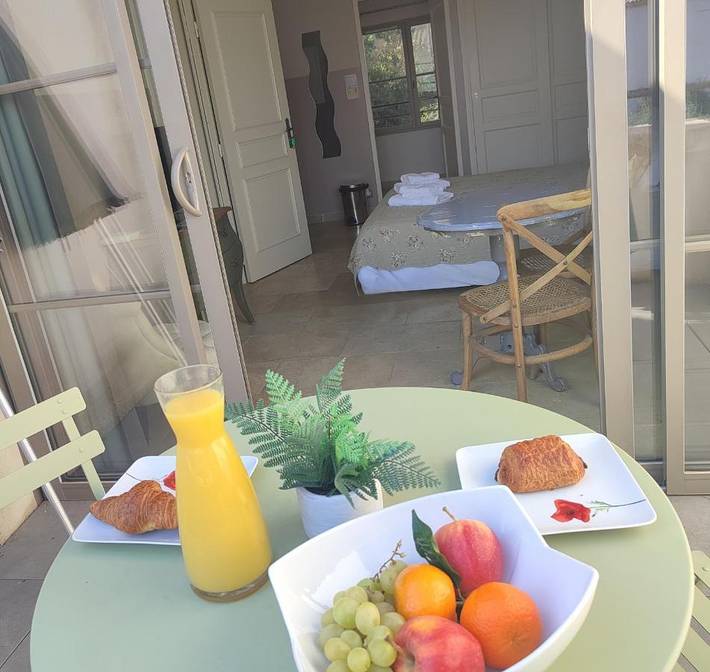 Appartement de vacances pour 3 personnes, avec piscine ainsi que terrasse et jardin