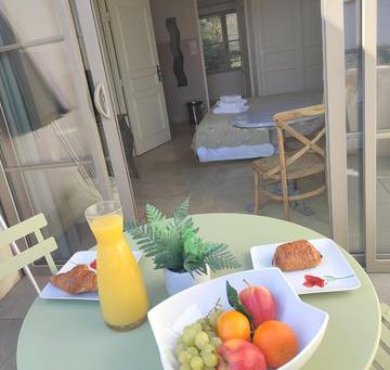 Gîte pour 3 personnes, avec terrasse ainsi que piscine et jardin à La Redorte