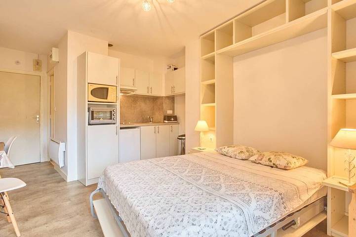 Appartement entier, Studio lumineux avec balcon, à 400 m des Thermes, wifi et parking inclus in Cazaubon, Gers