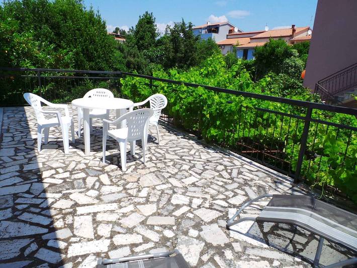 Maison de vacances avec terrasse confortable à proximité immédiate de la plage in Banjole, Côte Sud d'Istrie