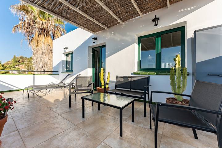 Geheel appartement, Vakantie Appartement "Las Vistas" met Uitzicht op Zee, Privé Terras & Wi-Fi in Mijas Pueblo, Mijas