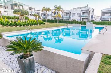 Ferienhaus für 6 Personen, mit Terrasse und Pool sowie Garten und Whirlpool in Torrevieja