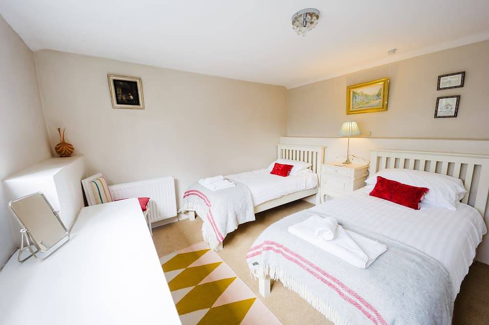 Charming Cottage, 5 Minute Walk to the beach, free passes to the Castle in Manorbier, Pembrokeshire