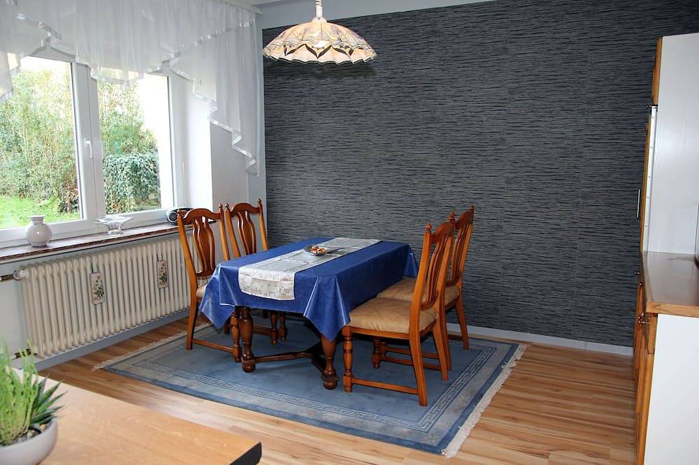 Ganze Wohnung, Gemütliche ruhige Ferienwohnung mit phantastischer Aussicht in Beckingen, Saar-Nahe-Bergland
