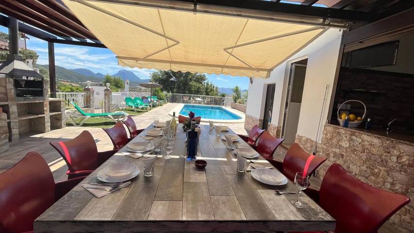 Location de vacances pour 12 personnes, avec piscine et vue ainsi que terrasse et jardin, animaux acceptés à Prado del Rey