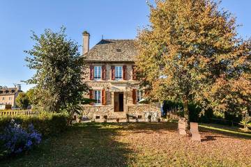 Gîte pour 6 personnes, avec jardin à Sénezergues