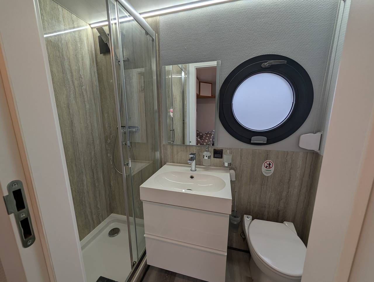 Hausboot Tommi mit eigener Terrasse und Wlan in Ozeaneum Stralsund, Stralsund