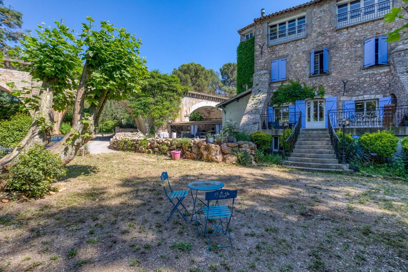 Chambre d’hôtes « suite familiale La Bouzigaude » avec terrasse partagée, jardin commun et Wi-Fi in Balaruc-le-Vieux, Côte méditerranéenne (France)