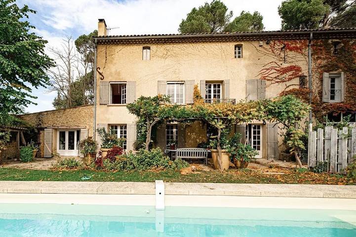 Location de vacances pour 8 personnes, avec terrasse et jardin à Sarrians