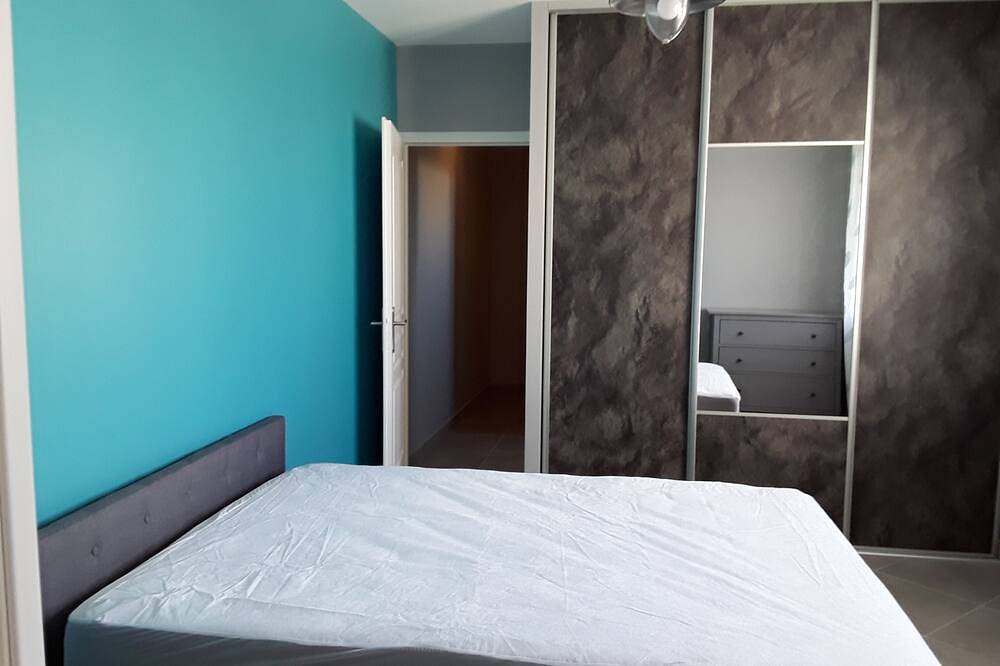 Petite suite entièrement neuve.Entrée indépendante avec couloir privé in Avoine, Vallée de la Loire
